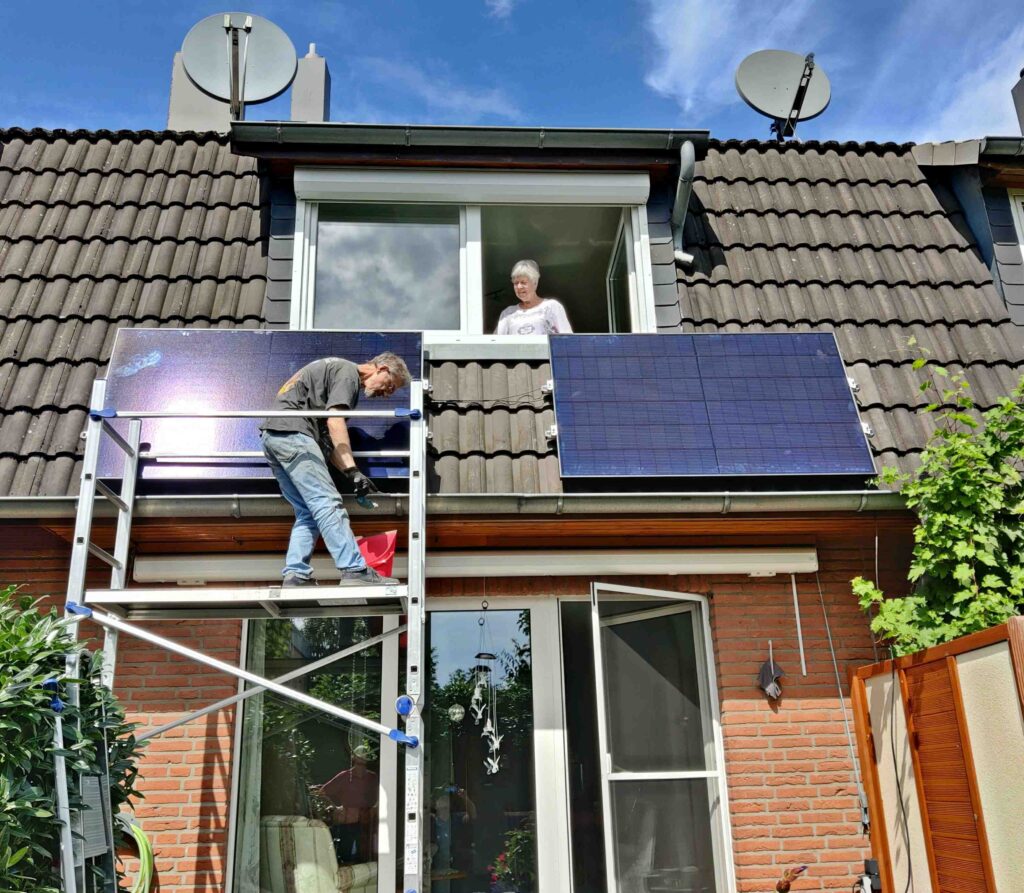 2 Balkon-Module erzeugen eigenen Strom auf einem Reihenhausdach
Foto: Volker Bruns