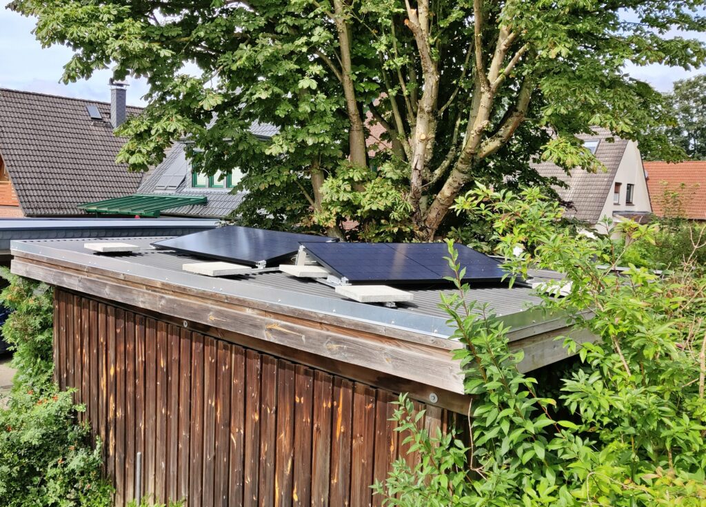 Balkonkraftwerke sicher angebracht auf einem Flachdach  Foto: Volker 
Bruns