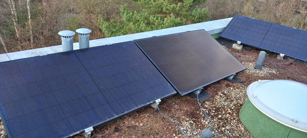 Balkonkraftwerk auf begrüntem Flachdach mit Montagesystem TRIC